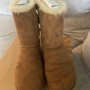 Size 8 Bailey Bow UGGs